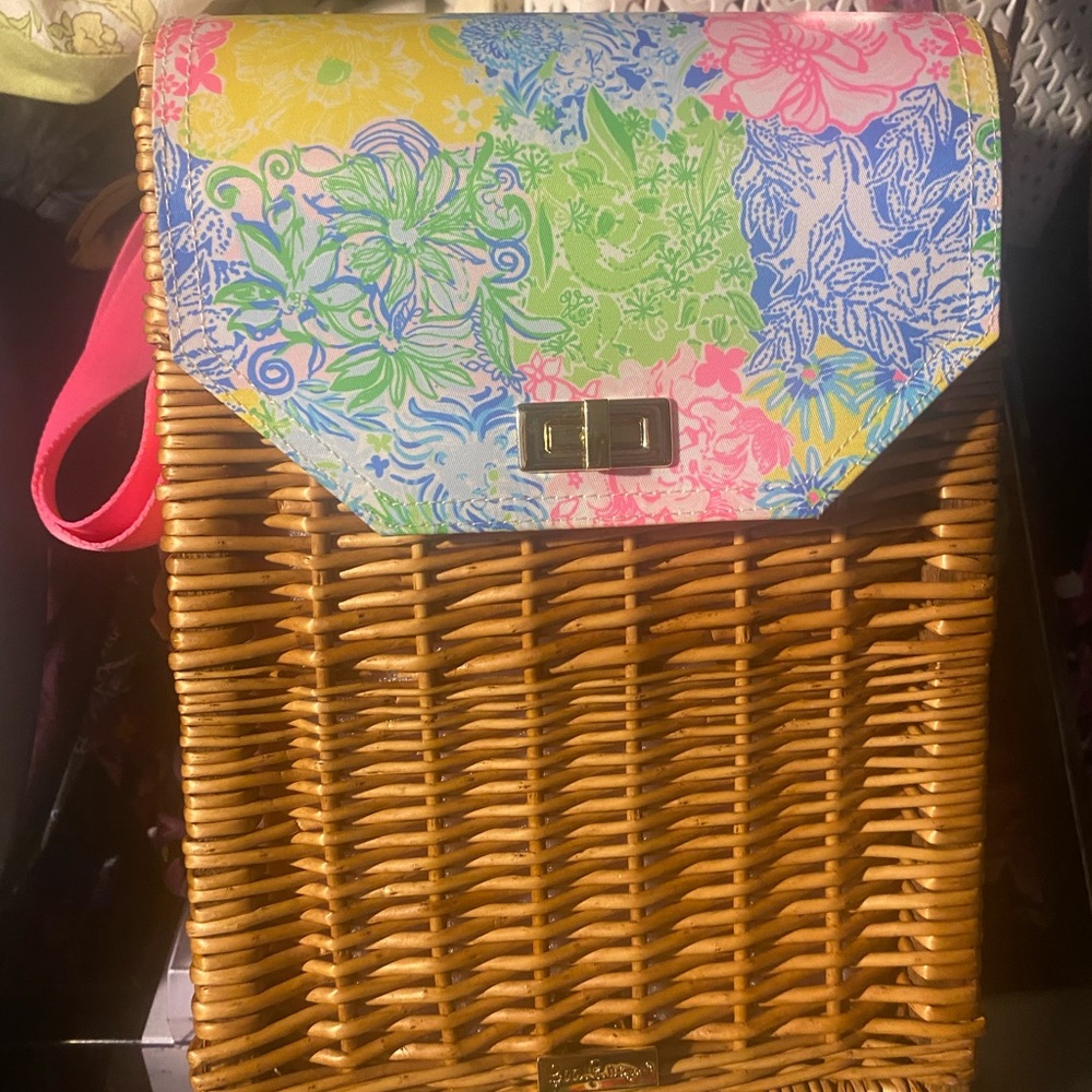 Lilly Pulitzer wine carry case with 2 wine glasses. New